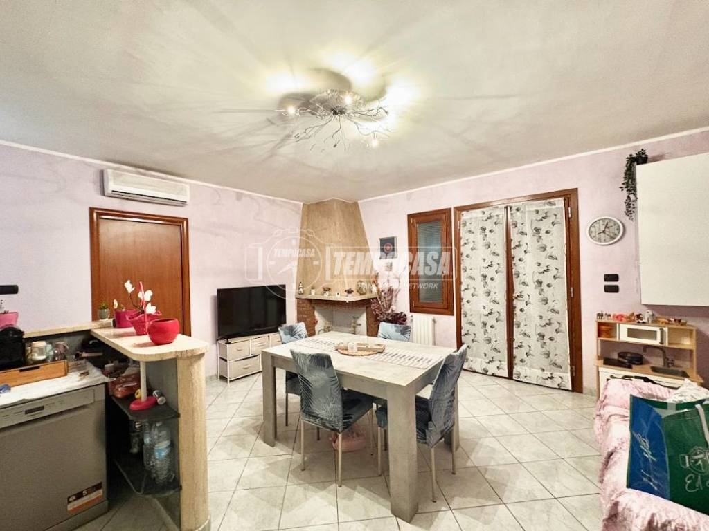 casa indipendente in vendita a Mirandola in zona Tramuschio