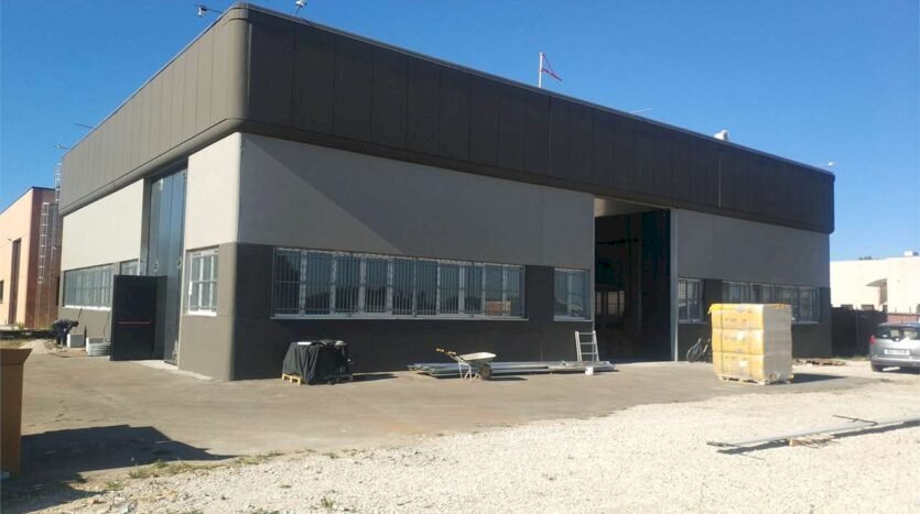 locale commerciale in vendita a Mirandola