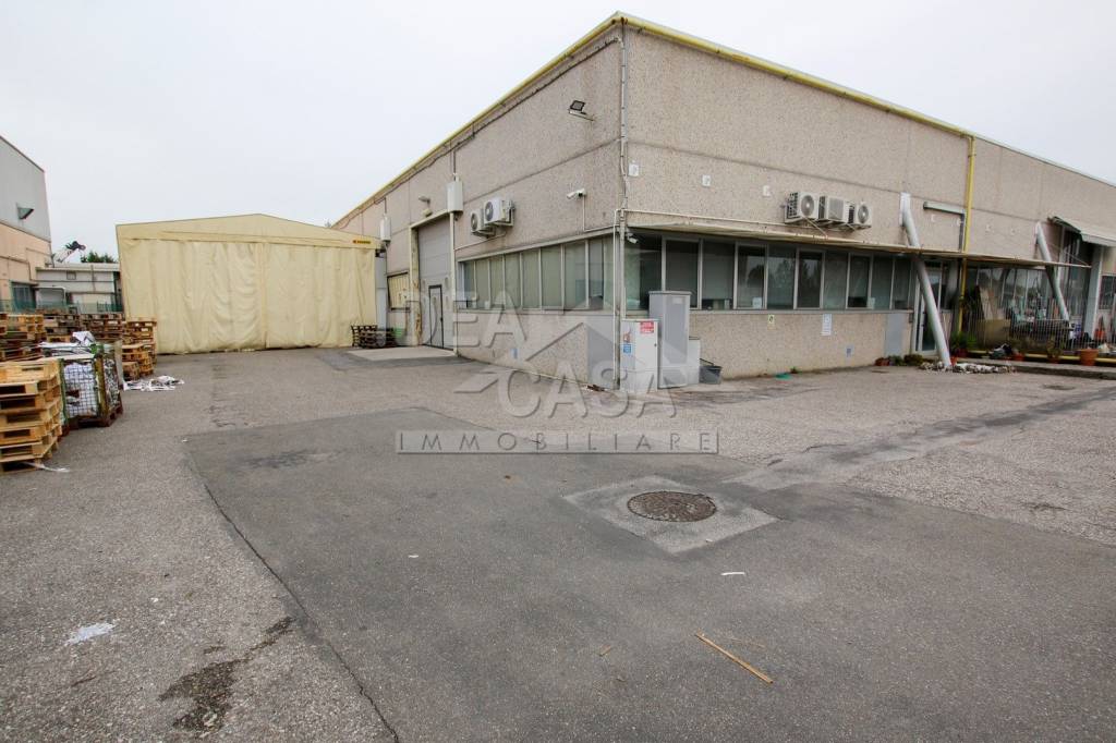 locale commerciale in vendita a Mirandola in zona Cividale