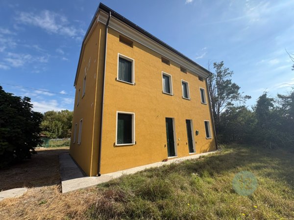 casa indipendente in vendita a Mirandola in zona San Martino Spino