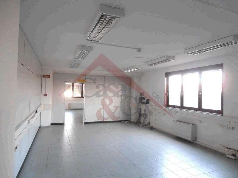 negozio in vendita a Modena in zona San Lazzaro / Modena Est