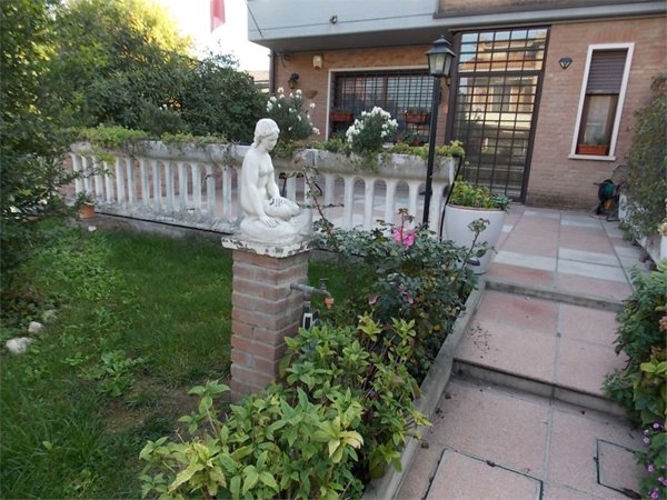 casa indipendente in vendita a Modena in zona Marzaglia