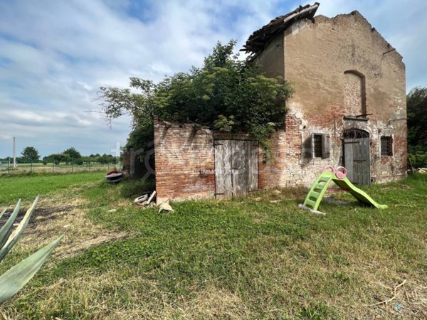 casa indipendente in vendita a Modena in zona Centro Storico