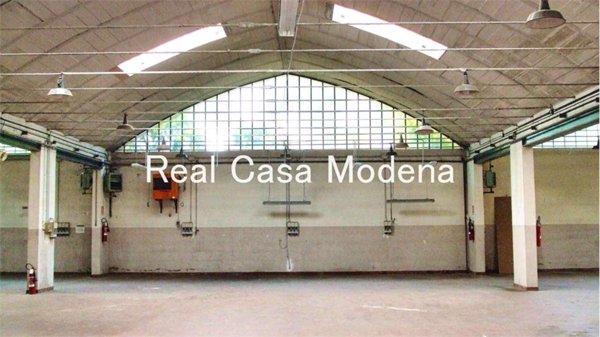 locale commerciale in vendita a Modena