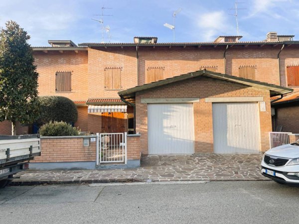 casa indipendente in vendita a Modena in zona Villanova