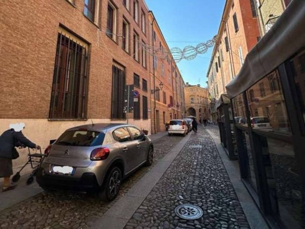 negozio in vendita a Modena in zona Centro Storico