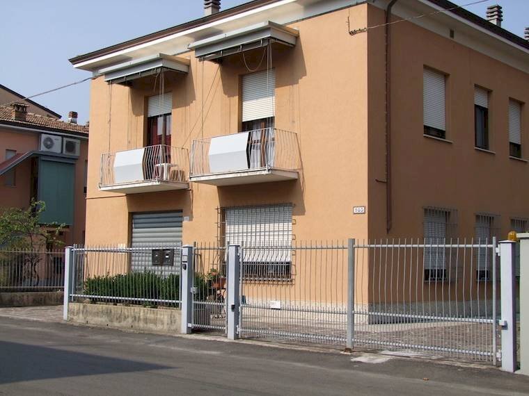 casa indipendente in vendita a Modena in zona Amendola