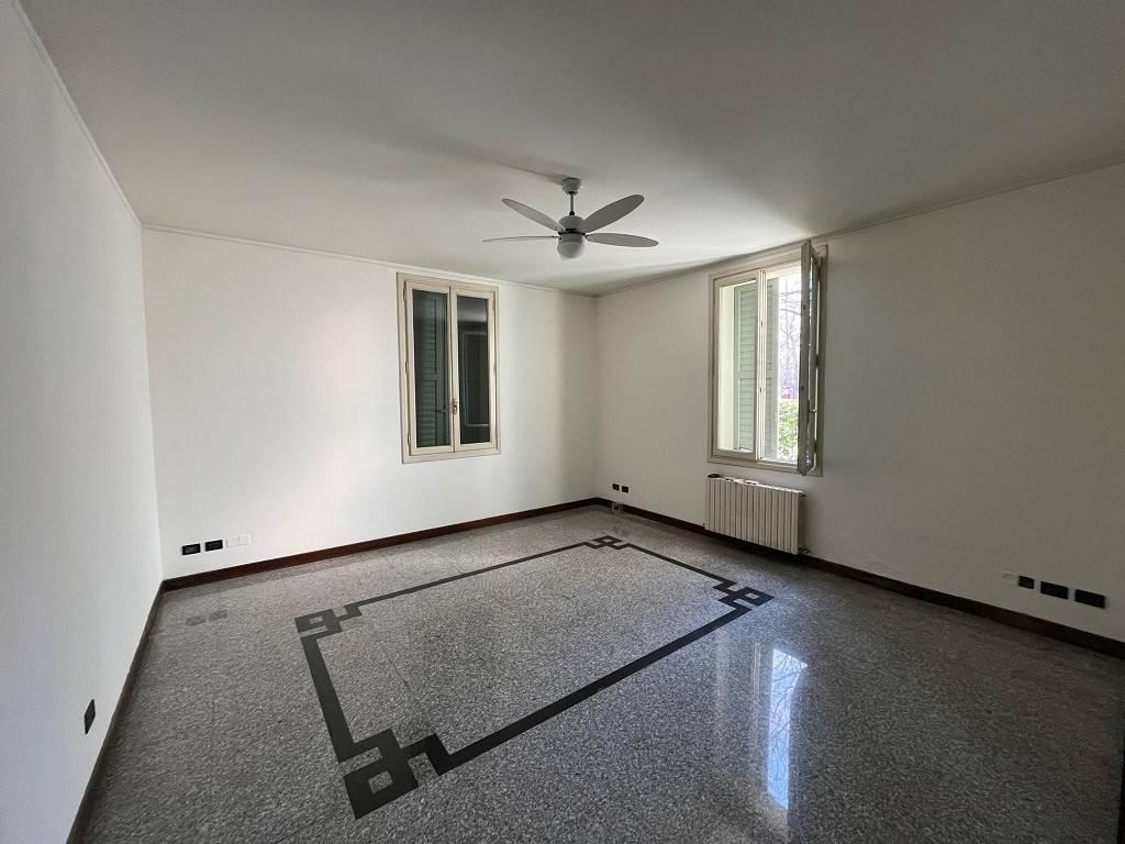 appartamento in vendita a Modena in zona Centro Storico
