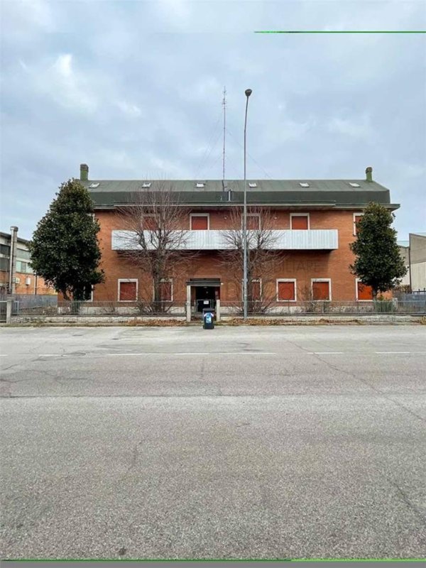capannone in vendita a Modena in zona Crocetta