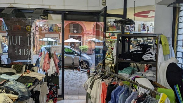 negozio in vendita a Modena in zona Centro Storico