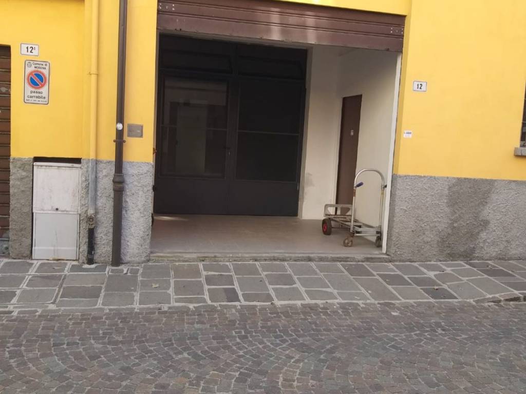 negozio in vendita a Modena in zona Madonnina / Quattro Ville