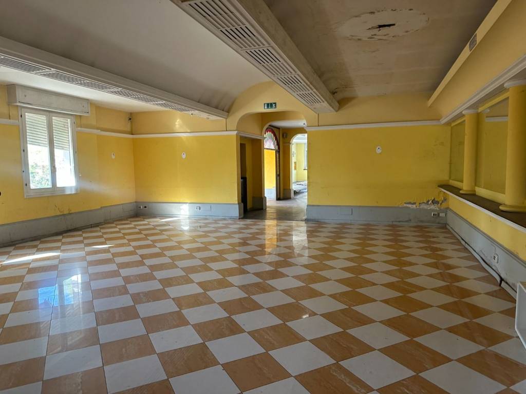 negozio in vendita a Modena in zona Buon Pastore