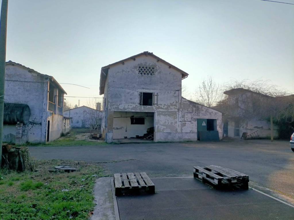 intera palazzina in vendita a Modena in zona San Lazzaro / Modena Est