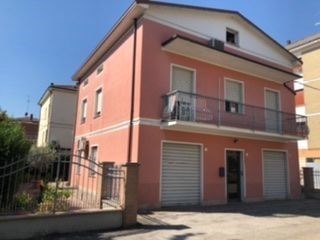 casa indipendente in vendita a Modena in zona Centro Storico