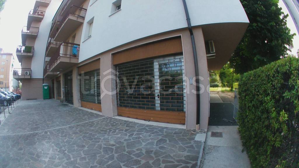 negozio in vendita a Modena in zona San Lazzaro / Modena Est