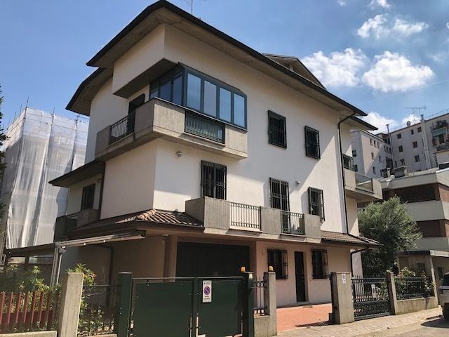 casa indipendente in vendita a Modena