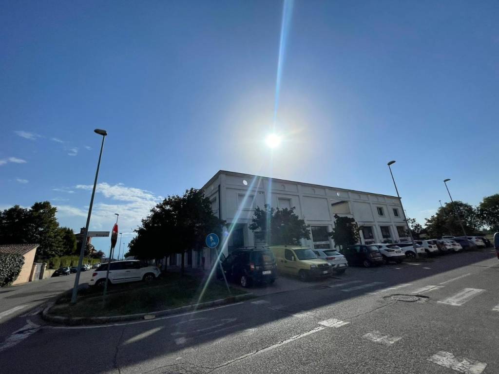 locale commerciale in vendita a Modena in zona Sant'Agnese
