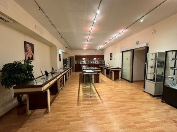 ufficio in vendita a Modena in zona Madonnina / Quattro Ville