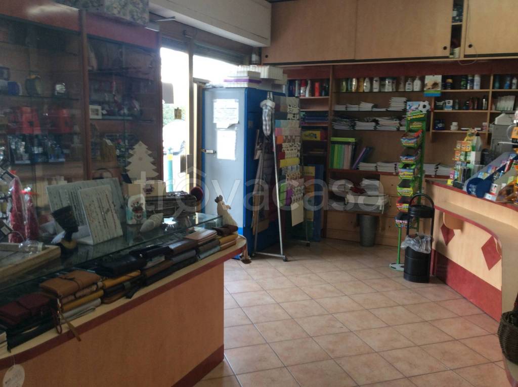 negozio in vendita a Modena in zona Amendola