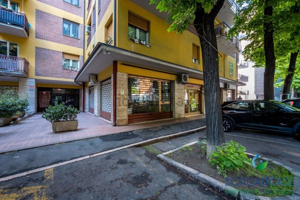 negozio in vendita a Modena in zona Crocetta