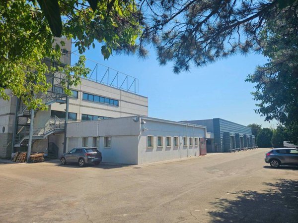 locale commerciale in vendita a Modena in zona Villanova