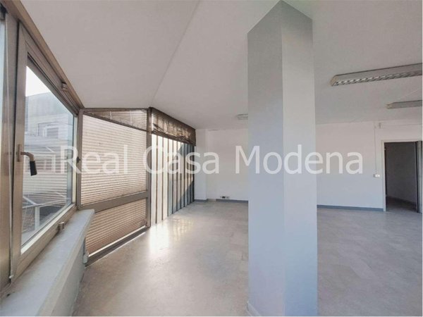 locale commerciale in vendita a Modena in zona San Faustino