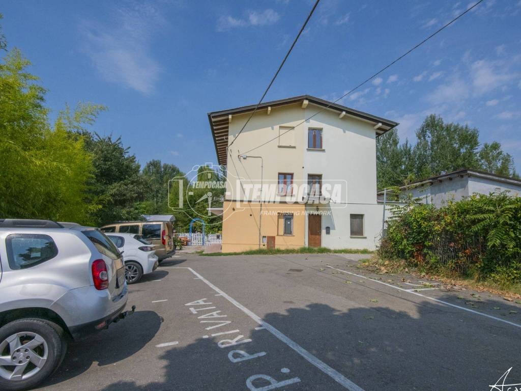 intera palazzina in vendita a Modena in zona Madonnina / Quattro Ville