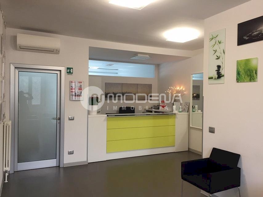 ufficio in vendita a Modena in zona San Faustino