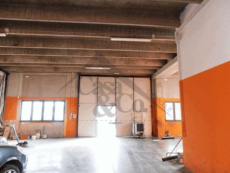 locale commerciale in vendita a Modena