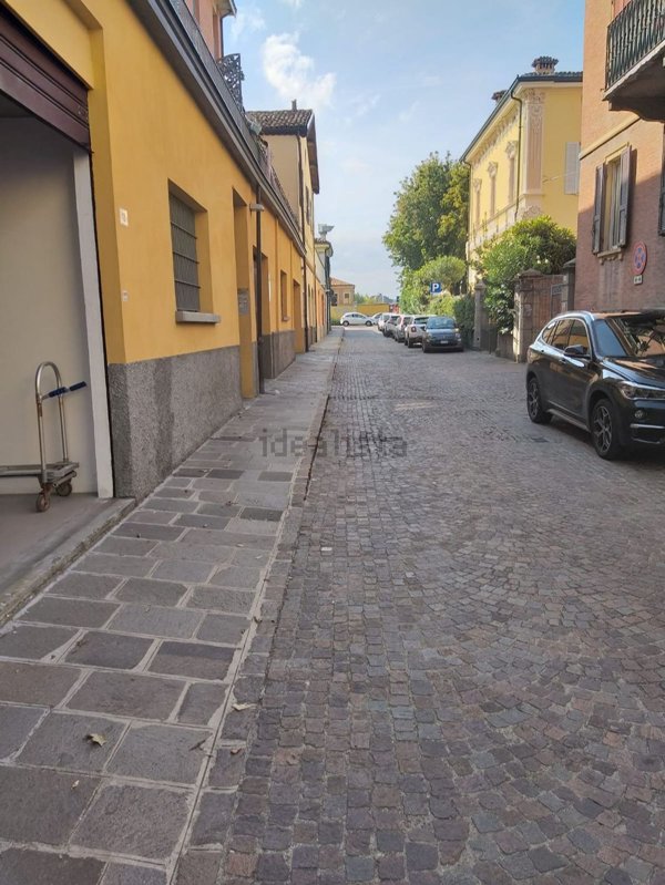 locale commerciale in vendita a Modena in zona Madonnina / Quattro Ville