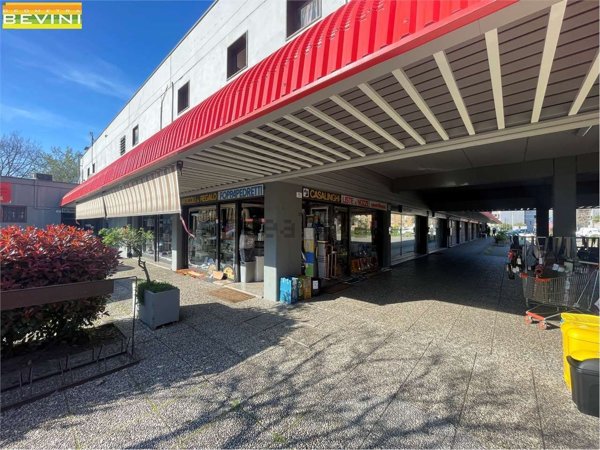 locale commerciale in vendita a Modena