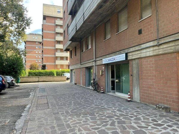 ufficio in vendita a Modena in zona Crocetta