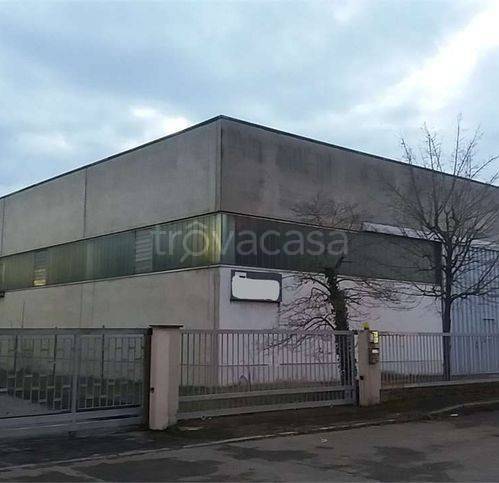 locale commerciale in vendita a Modena