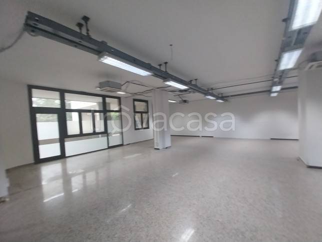 locale commerciale in vendita a Modena in zona San Faustino