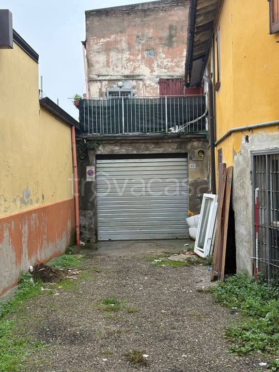 locale commerciale in vendita a Modena in zona Crocetta