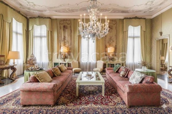 appartamento in vendita a Modena in zona Centro Storico