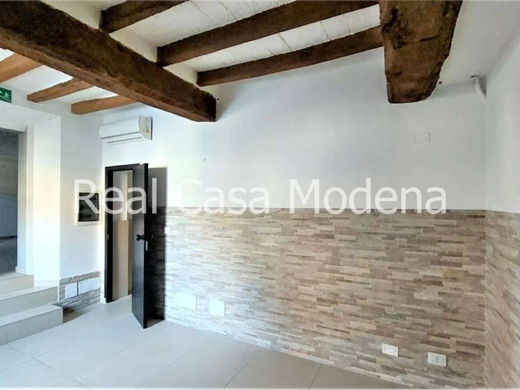 negozio in vendita a Modena in zona Sant'Agnese