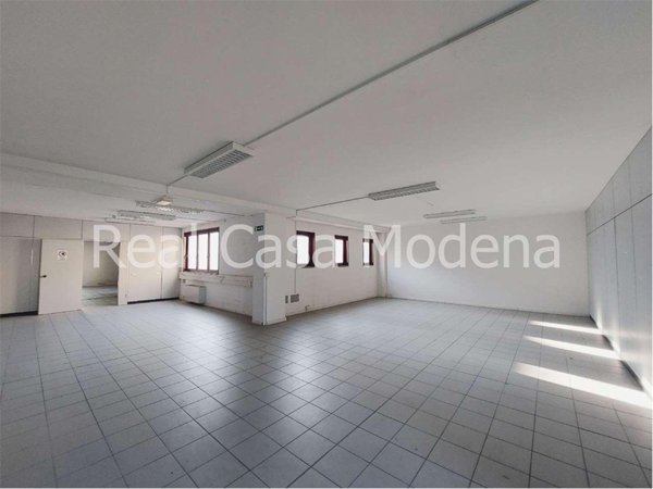 locale commerciale in vendita a Modena in zona Crocetta