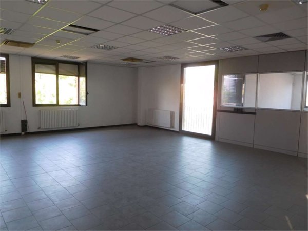 ufficio in vendita a Modena in zona San Lazzaro / Modena Est