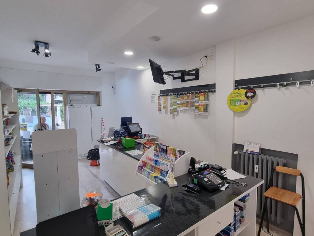negozio in vendita a Modena in zona Vaciglio