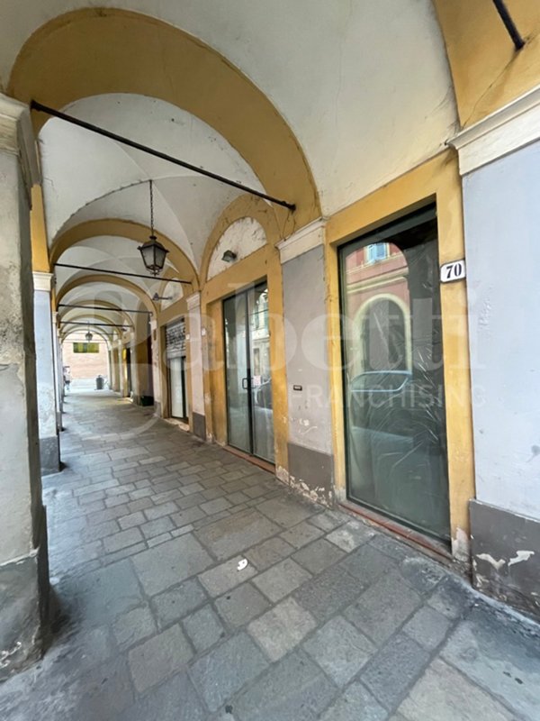 negozio in vendita a Modena in zona Centro Storico