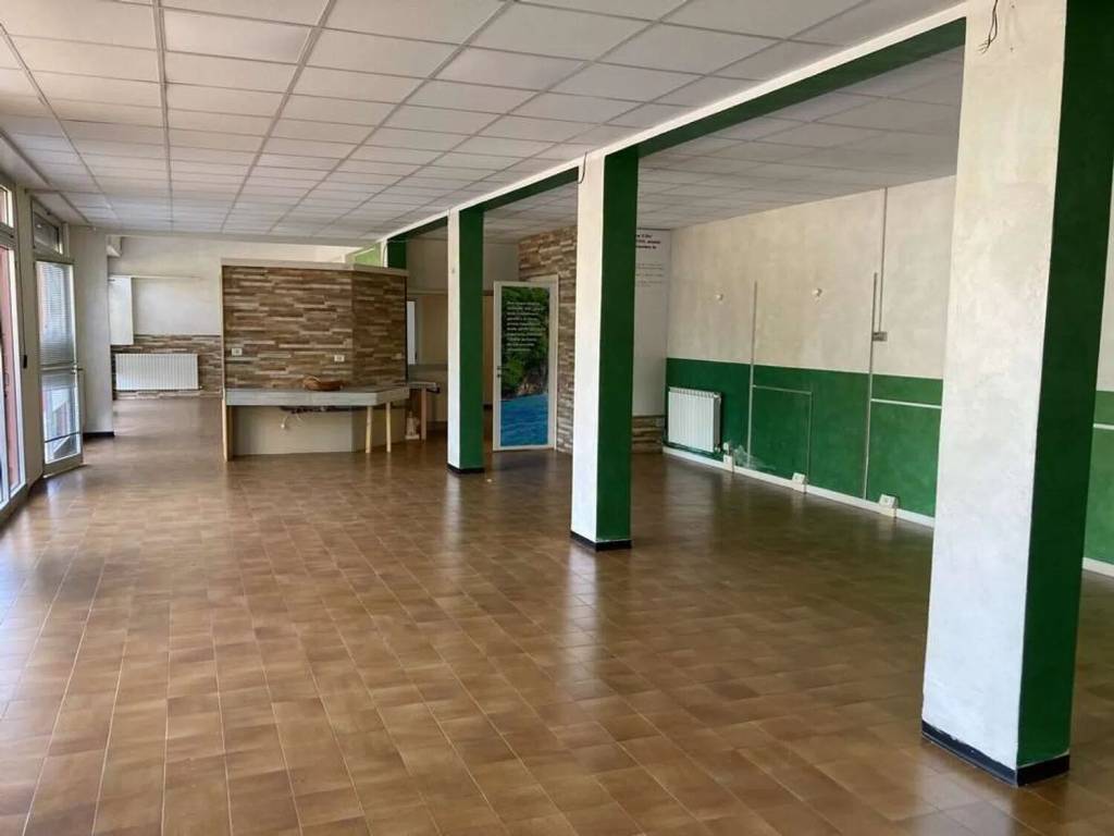 negozio in vendita a Modena in zona San Lazzaro / Modena Est