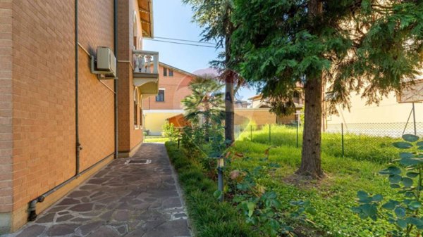 casa indipendente in vendita a Modena in zona San Cataldo