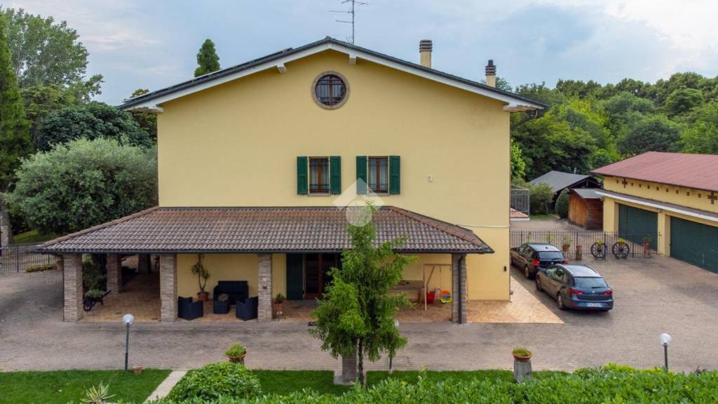 casa indipendente in vendita a Modena in zona San Faustino