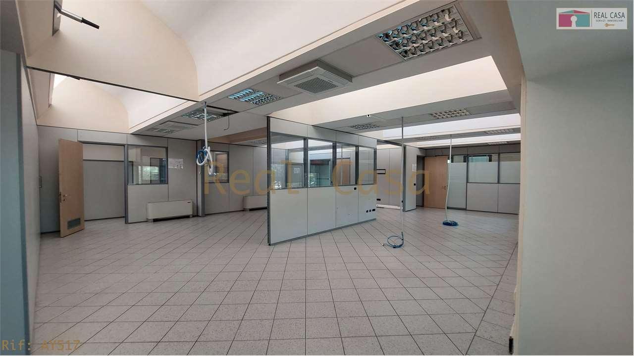 locale commerciale in vendita a Modena