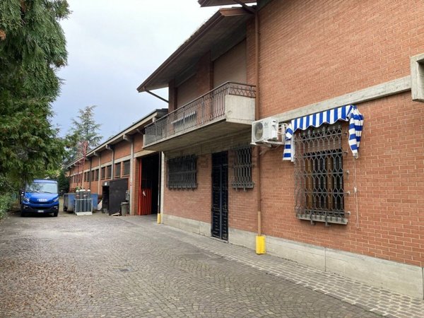 capannone in vendita a Modena in zona Crocetta