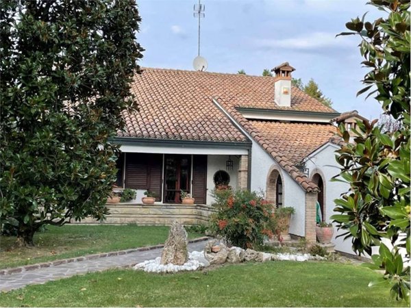casa indipendente in vendita a Modena in zona Lesignana