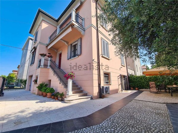 casa indipendente in vendita a Modena in zona Amendola