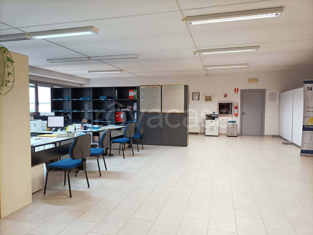 negozio in vendita a Modena in zona Crocetta