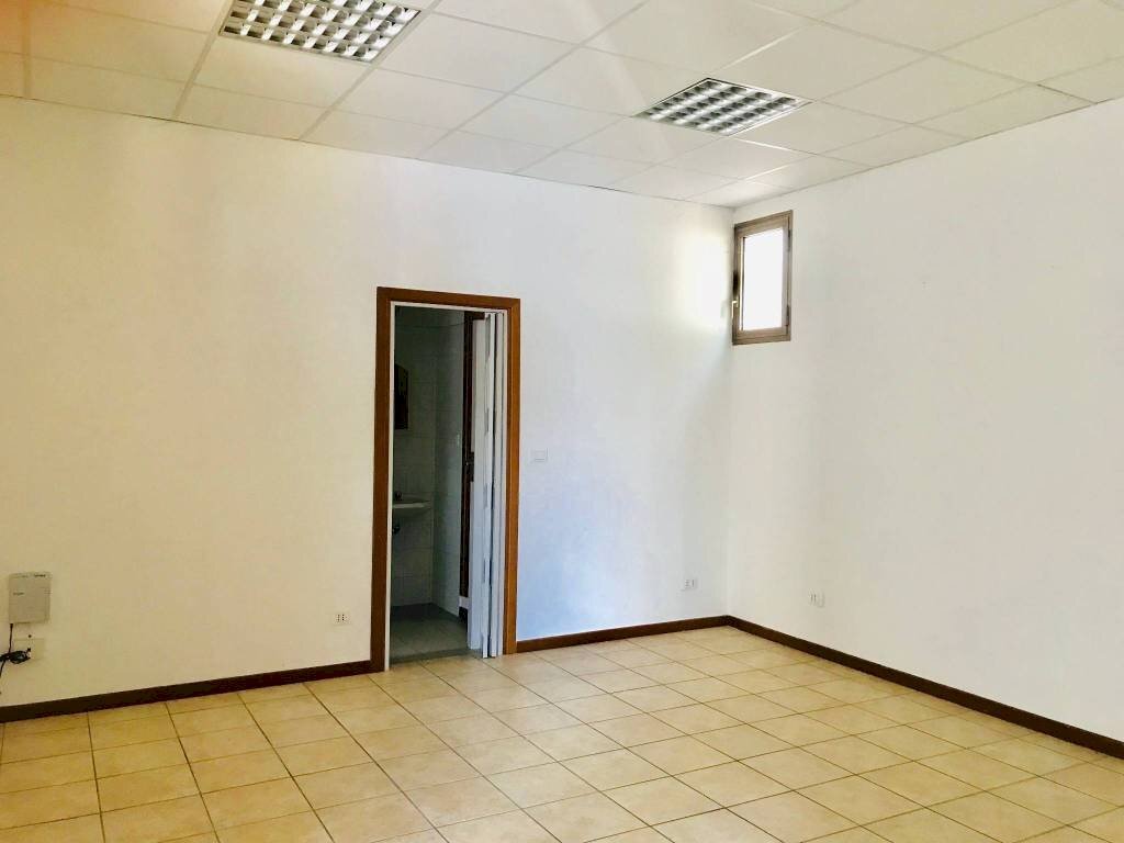 negozio in vendita a Modena in zona San Lazzaro / Modena Est
